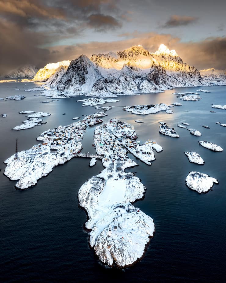 מבט מלמעלה על האיים שמרכיבים את העיירה Henningsvaer (צילום: גלעד טופז) מבט מלמעלה על האיים שמרכיבים את העיירה Henningsvaer