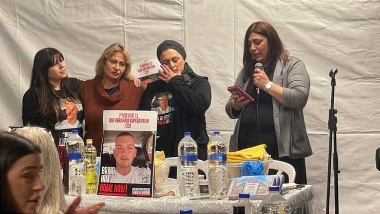 הפרשת חלה בכיכר החטופים כשברקע העסקה