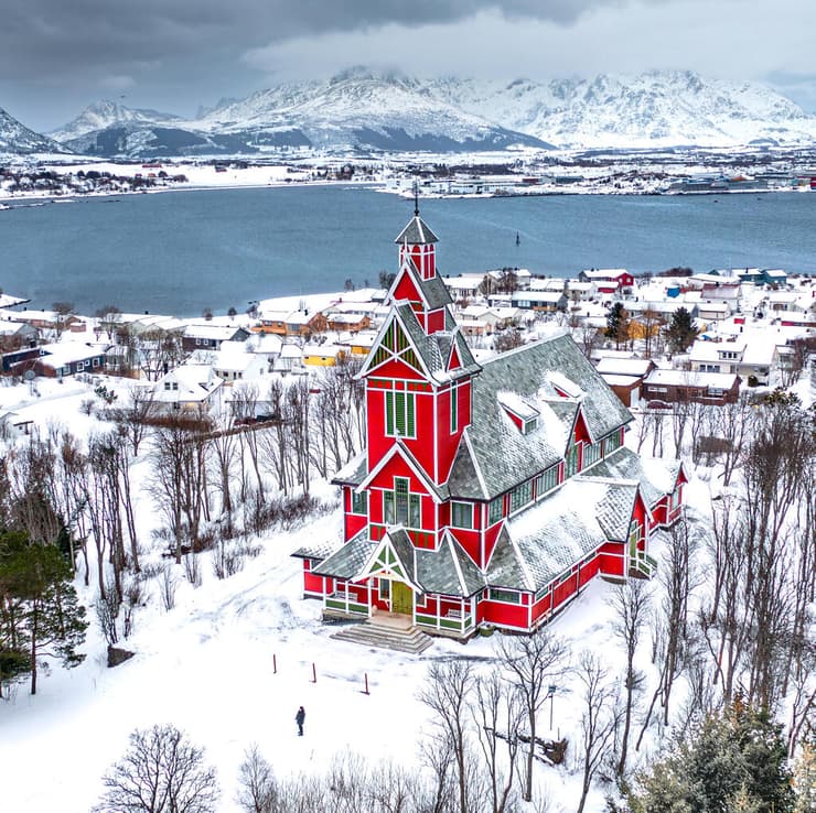 הכנסייה בעיירה Buksnes (צילום: גלעד טופז) הכנסייה בעיירה Buksnes