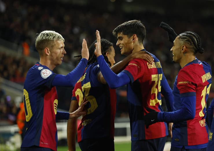 שחקני ברצלונה חוגגים מול בטיס