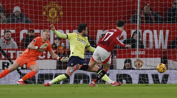 אלחנדרו גרנאצ'ו בועט החוצה ממצב קורץ