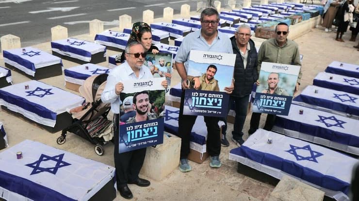 "מחכים לבשורות טובות" (צילום: אלכס קולומויסקי) מיצב ארונות קבורה של משפחות שכולות נגד עסקה