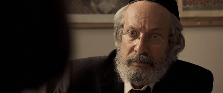שמואל וילוז'ני בתפקיד הרב, מתוך הסרט "לא יום ולא לילה"