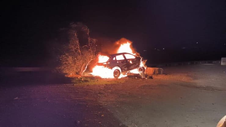 הרכב עולה באש סמוך לצומת מעלה אפרים (צילום: דוברות כבאות והצלה) הרוג משריפת רכב בכביש 505 בשומרון