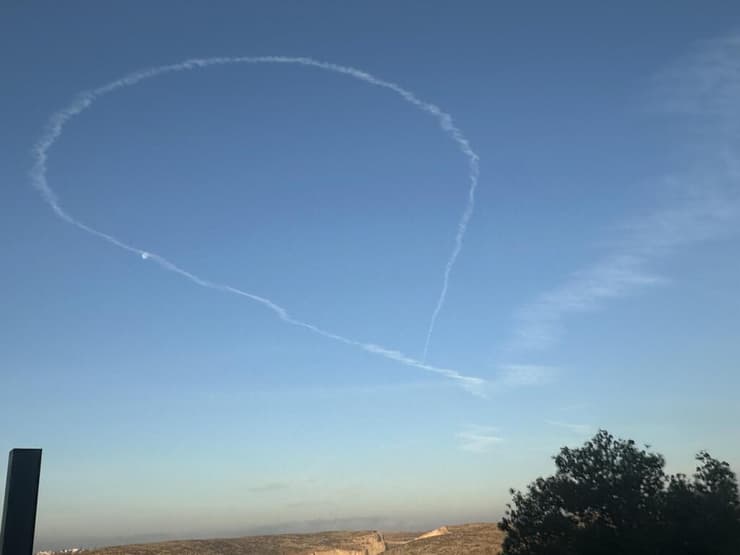 סמל החטופים מעל דרום הר חברון