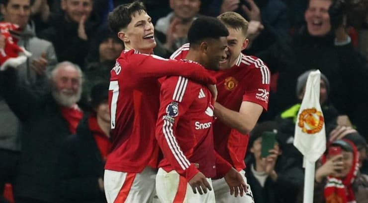 שחקני מנצ'סטר יונייטד מברכים את אמאד דיאלו על השלושער