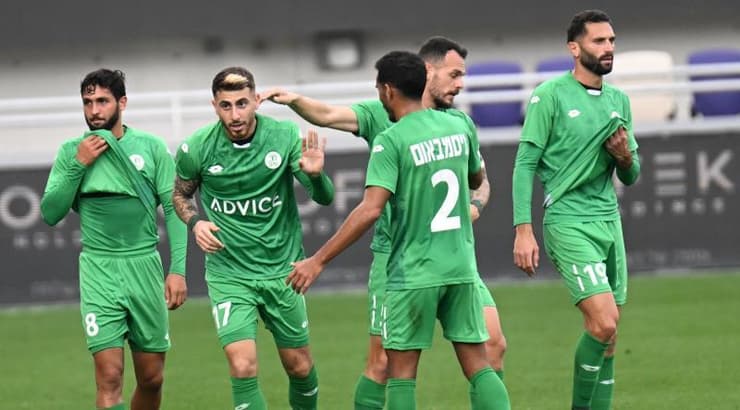 שחקני הפועל כפר סבא חוגגים את שער היתרון