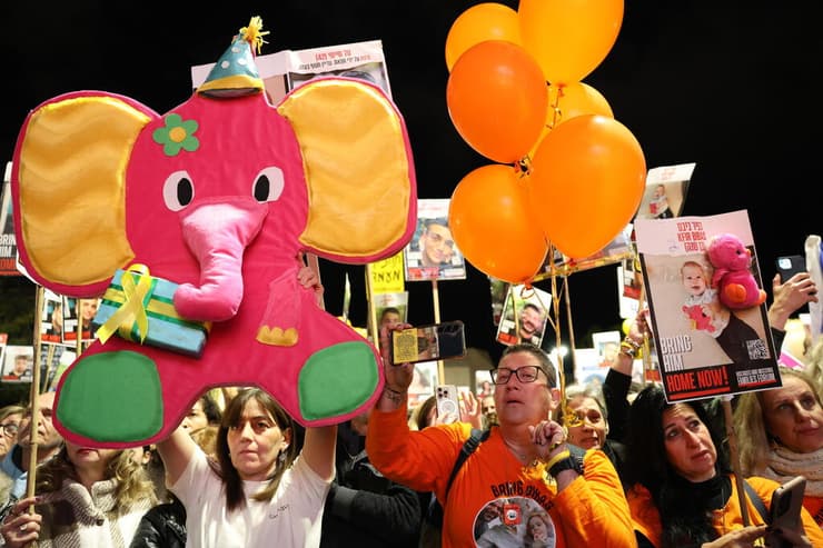 העצרת בכיכר החטופים (צילום: דנה קופל) עצרת כיכר החטופים