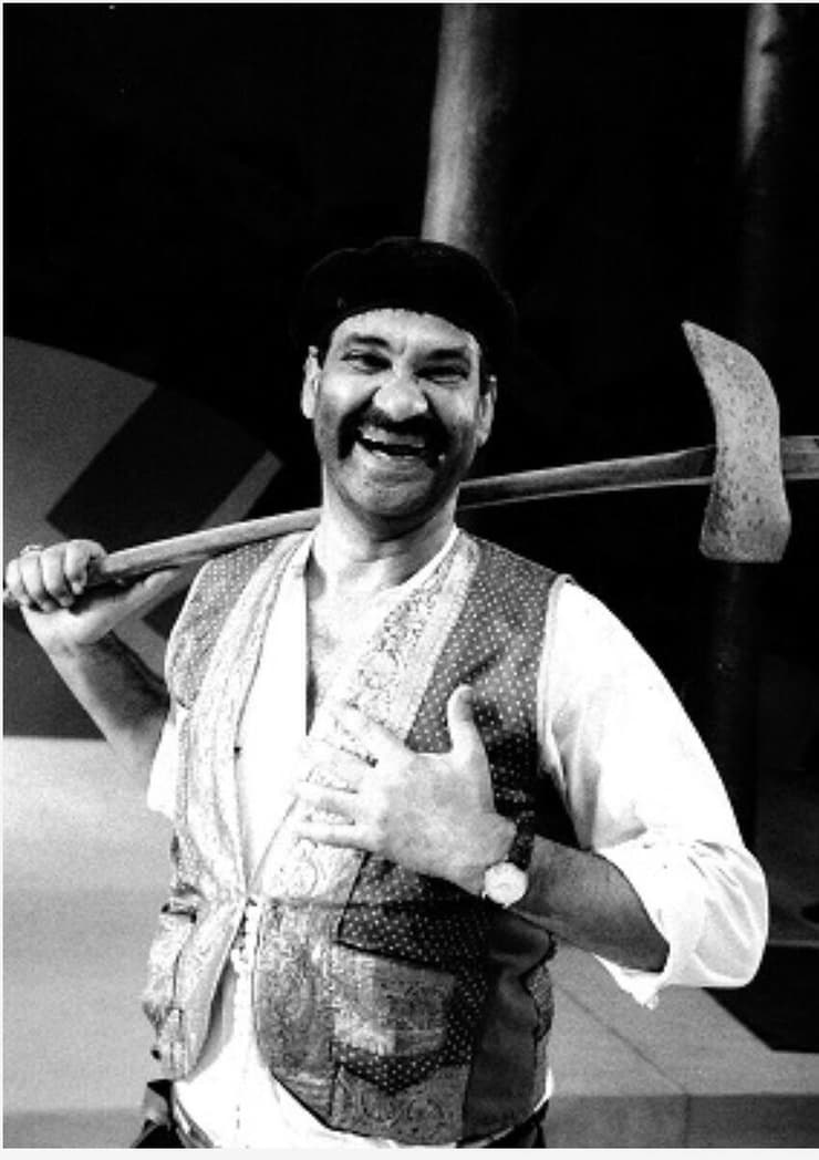 "פסגת העבודה". מתוך ההצגה "סאלח שבתי" (צילום: יוכי לנג, באדיבות ארכיון תיאטרון הבימה) מתוך ההצגה "סאלח שבתי"