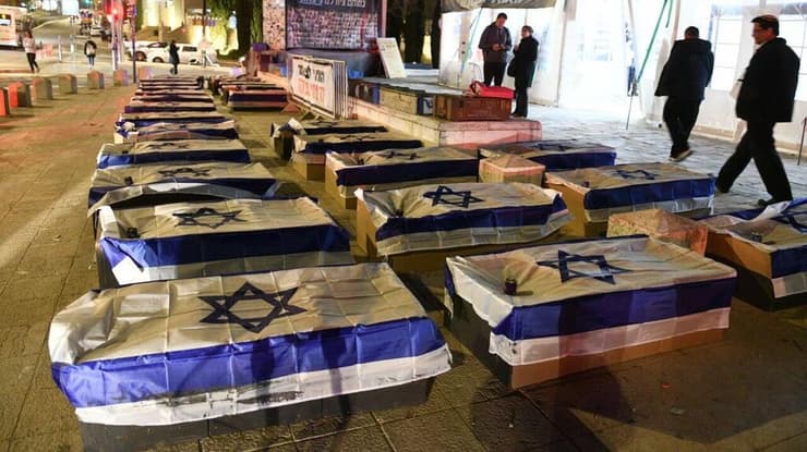 ארונות קבורה שהונחו במאהל פורום גבורה בירושלים במחאה על עסקת החטופים (צילום: רפי קוץ) צעדת מחאה במאהל הגבורה ירושלים נגד הפקרת החטופים ונגד הפקרת תושבי הדרום ונגד השארת שלטון חמאס