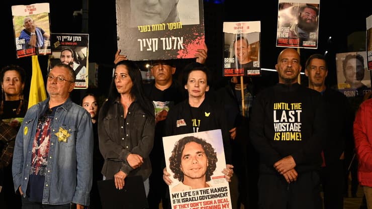 בני משפחות חטופים בהצהרה הערב (צילום: יובל חן) הצהרת משפחות חטופים בשער בגין