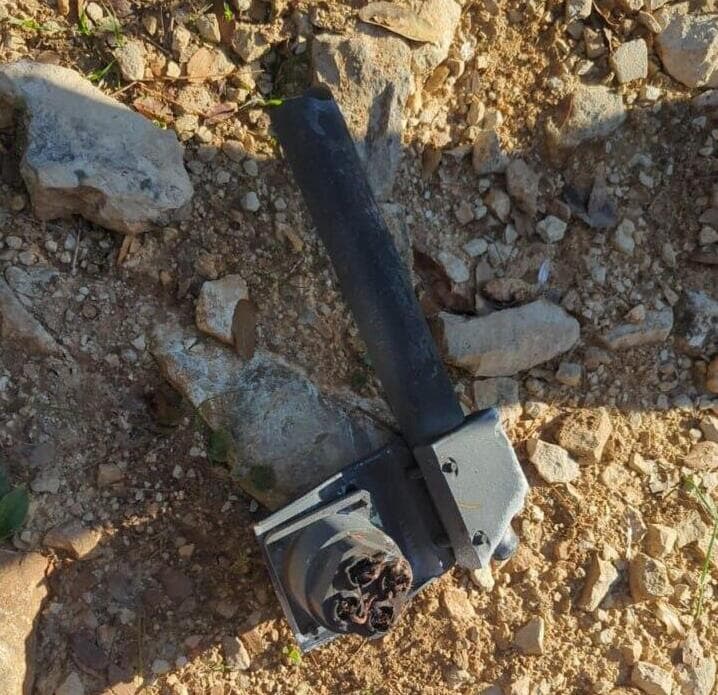 רסיס באזור ירושלים (צילום: דוברות המשטרה) שברי יירוט במבוא ביתר בכביש 375 ובסמוך לישוב גיורא