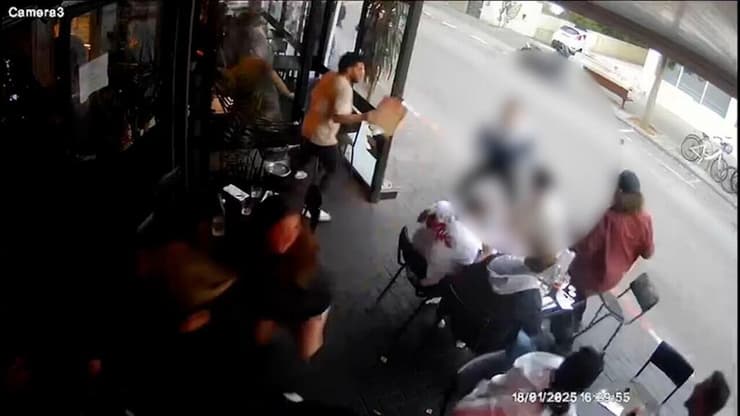 המחבל עט על עוברי אורח בניסיון לדקור אותם רגעי פיגוע הדקירה ברח' לבונטין בתל אביב