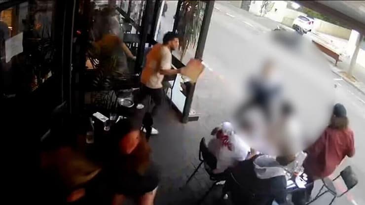 תיעוד מהזירה רגעי פיגוע הדקירה ברח' לבונטין בתל אביב