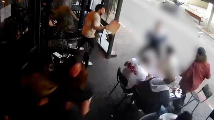 רגעי פיגוע הדקירה ברח' לבונטין בתל אביב