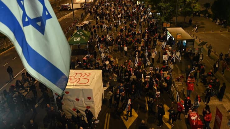 הפגנה למען שחרור החטופים בתל אביב, הערב (צילום: יובל חן) הפגנה למען השבת החטופים בשער בגין