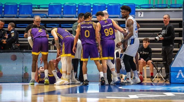 שחקני הפועל חולון סביב עידן זלמנסון