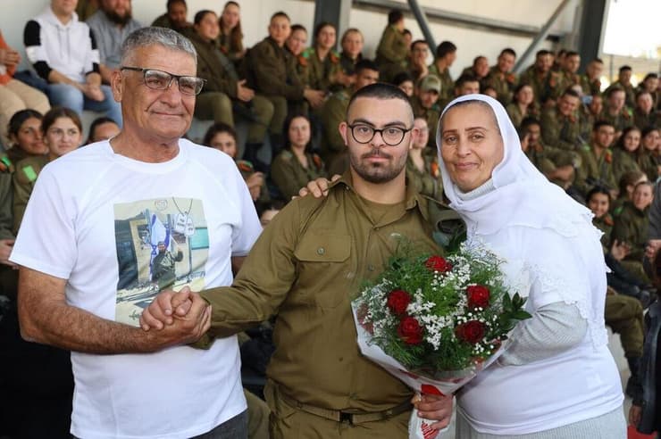 אמיר והוריו בטקס חלוקת החוגר. "מראה שאין דבר העומד בפני הרצון"   