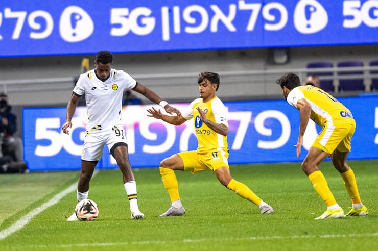 "הוא לא פורץ באמת כי יש לו בעיה בקבלת החלטות" (צילום: טל שחר ) מכבי ת"א ווסלי פטאצ'י מכבי נתניה הריברטו טבארש