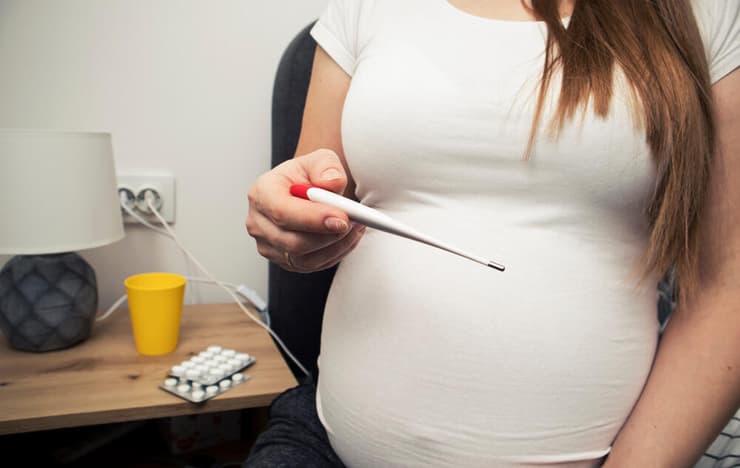 אפשר לטפל בחום במהלך ההיריון (צילום: shutterstock) נטילת כדור נגד חום במהלך היריון