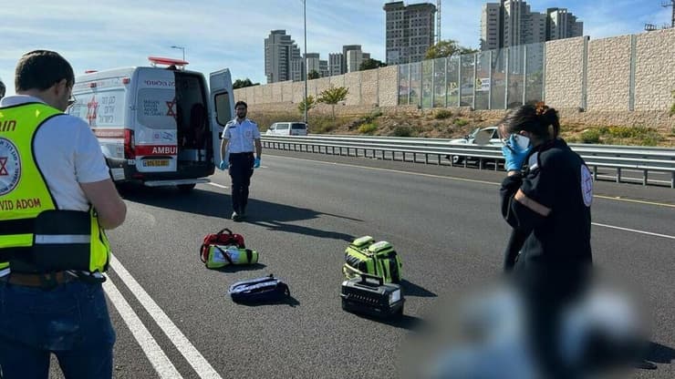 זירת התאונה (צילום: דוברות מד"א) הולכת רגל נהרגה בתאונה בכביש 2 סמוך למחלף אולגה