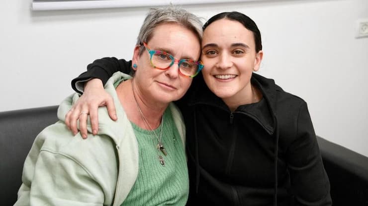 אמילי דמארי עם אימה בבית החולים