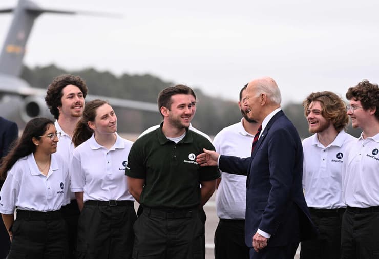 ארה"ב ג'ו ביידן מברך חיילים ב דרום קרוליינה