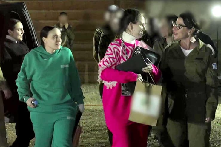 תיעוד מרגע החבירה של כוח יחידה מיוחדת עם השבות מידי ארגון הצלב האדום