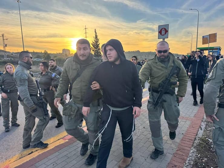 שוטרים עוצרים אזרחים בכלא עופר בגין התפרעות והתנגדות לשחרור מחבלים בעקבות עסקת חטופים