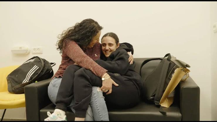 רומי גונן במפגש הראשון עם אמה מירב לאחר השחרור ( צילום: דובר צה"ל) רומי גונן ואמא