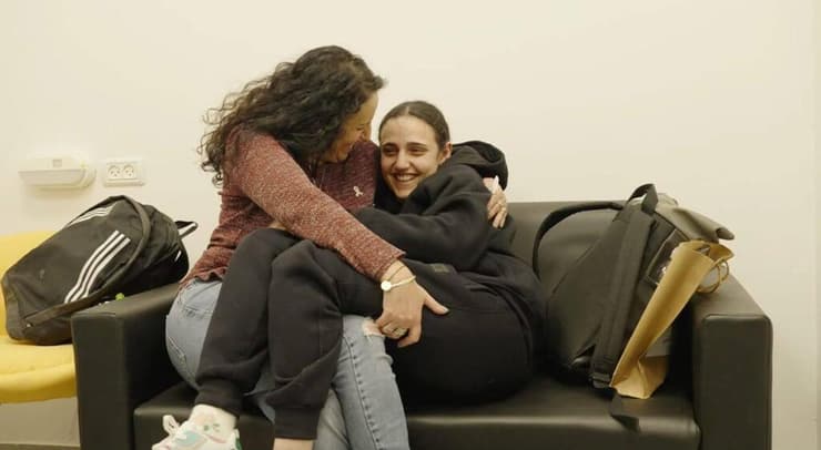 רומי גונן ואמה מירב במפגש הראשון בנקודת הקליטה, אתמול ( צילום: דובר צה"ל) רומי גונן ואמא