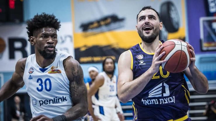 זלמנסון מול סילבה, אתמול בהרצליה (צילום: עודד קרני, איגוד הכדורסל) זלמנסון מול סילבה, אתמול בהרצליה