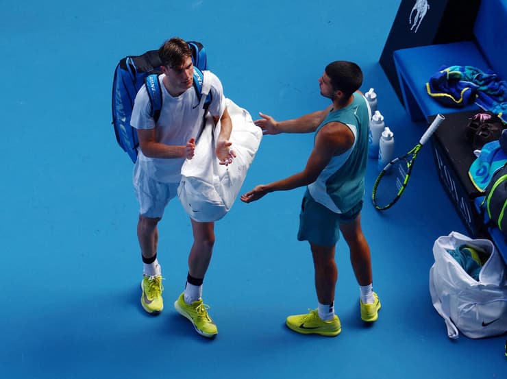 אלקראס מנסה לברר מה שלום דרייפר (צילום: REUTERS/Edgar Su) אלקראס