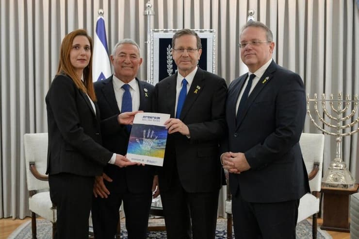 חגואל, הנשיא הרצוג, אלמוג וד"ר ברץ (צילום: מעיין טואף / לע''מ) חגואל, הנשיא הרצוג, אלמוג וד"ר ברץ