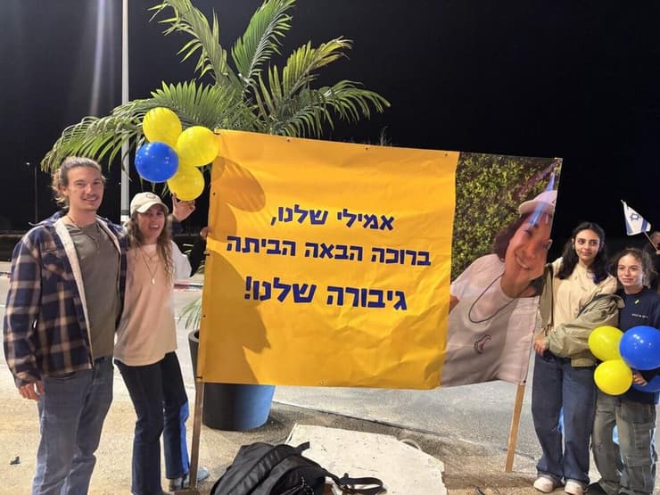 חברי כפר עזה מחכים לאמילי (צילום: מאיר תורג'מן) משפחה וחברים של אמילי דמארי מחכים לשובה