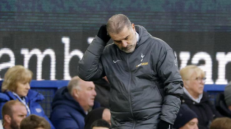 הזכייה בליגה האירופית לא עזרה. פוסטקוגלו (צילום: Reuters/Jason Cairnduff) אנג' פוסטקוגלו