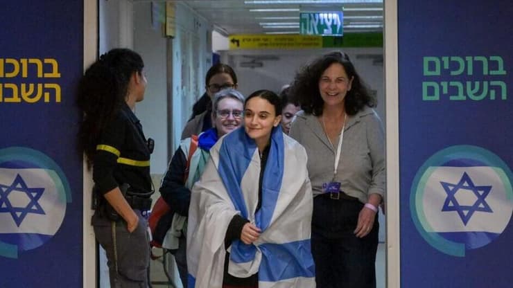 דמארי מגיעה לבית החולים לאחר שחרורה (צילום: מעיין טואף /לע"מ) החטופות מגיעות לבית חולים שיבא ונפגשות עם משפחותיהן