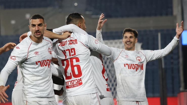 שחררו לחץ וחזרו לצעוד לבד בראש הטבלה. שחקני הפועל באר-שבע חוגגים (צילום: אלכס קולומויסקי) הפועל ירושלים - הפועל באר-שבע