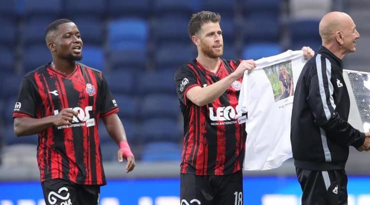 גיא מלמד עם חולצה של רומי