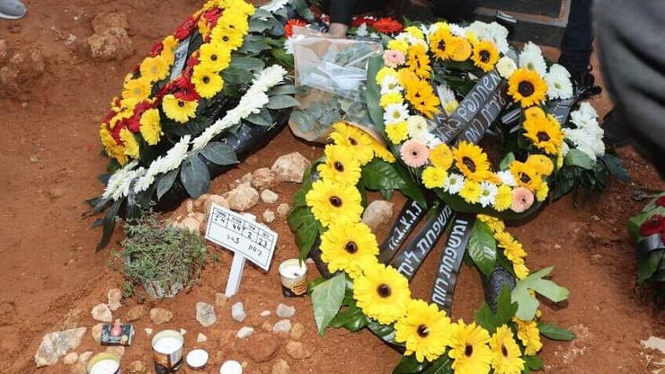 הלוויתו של זאב רווח (צילום: מוטי קמחי) קברו של זאב רווח