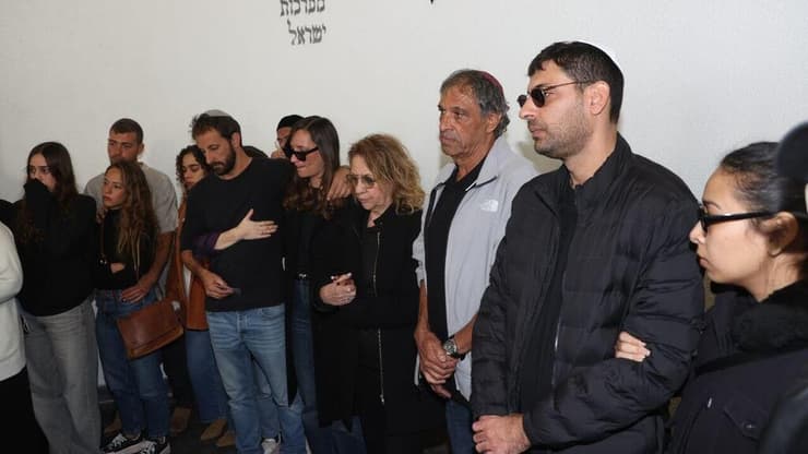 בני משפחתו של זאב רווח (צילום: מוטי קמחי) הלוויה זאב רווח משפחתו של זאב רווח