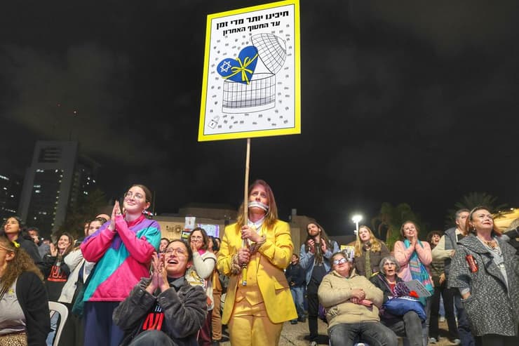 התרגשות בכיכר החטופים מהעברתן של החטופות לצלב האדום