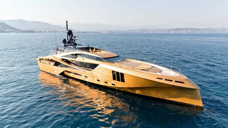 היאכטה המוזהבת "חלילה"