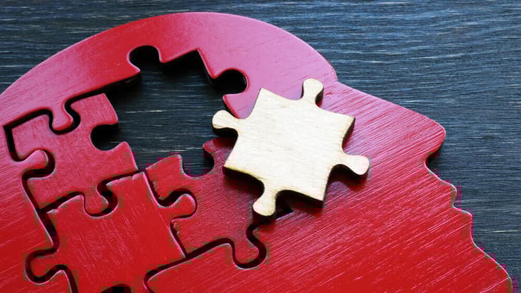 שמירה על פעילות מנטלית וחברתית נקשרת לבריאות המוח (צילום: Shutterstock) דמנציה אלצהיימר