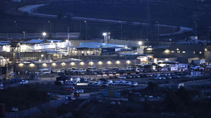 שחרור המחבלים יתעכב. כלא עופר (צילום: Zain JAAFAR / AFP) כלא עופר