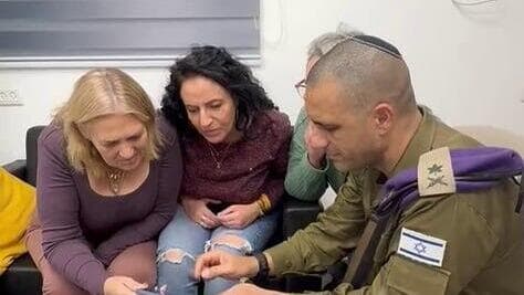 אימהות שלוש השבות בנקודת הקליטה עם ראש אגף כוח האדם, אלוף דדו בר כליפא, צופות בבנותיהן שבות ארצה