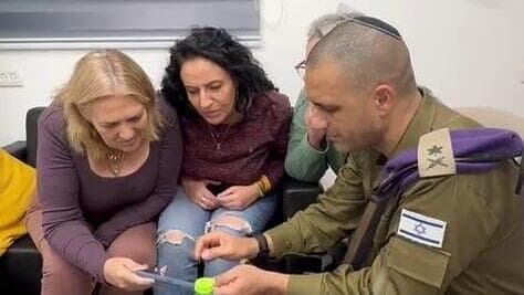 אימהות שלוש השבות בנקודת הקליטה עם ראש אגף כוח האדם, אלוף דדו בר כליפא, צופות בבנותיהן שבות ארצה