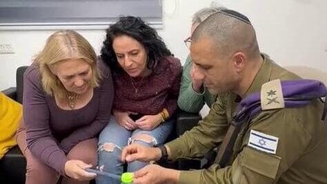 אימהות שלוש השבות בנקודת הקליטה עם ראש אגף כוח האדם, אלוף דדו בר כליפא, צופות בבנותיהן שבות ארצה
