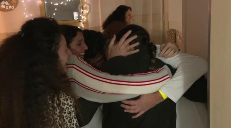 רומי גונן עם משפחתה בבית החולים