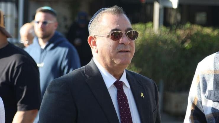 אלי יצפאן (צילום: מוטי קמחי) אלי יצפאן בהלוויתו של זאב רווח